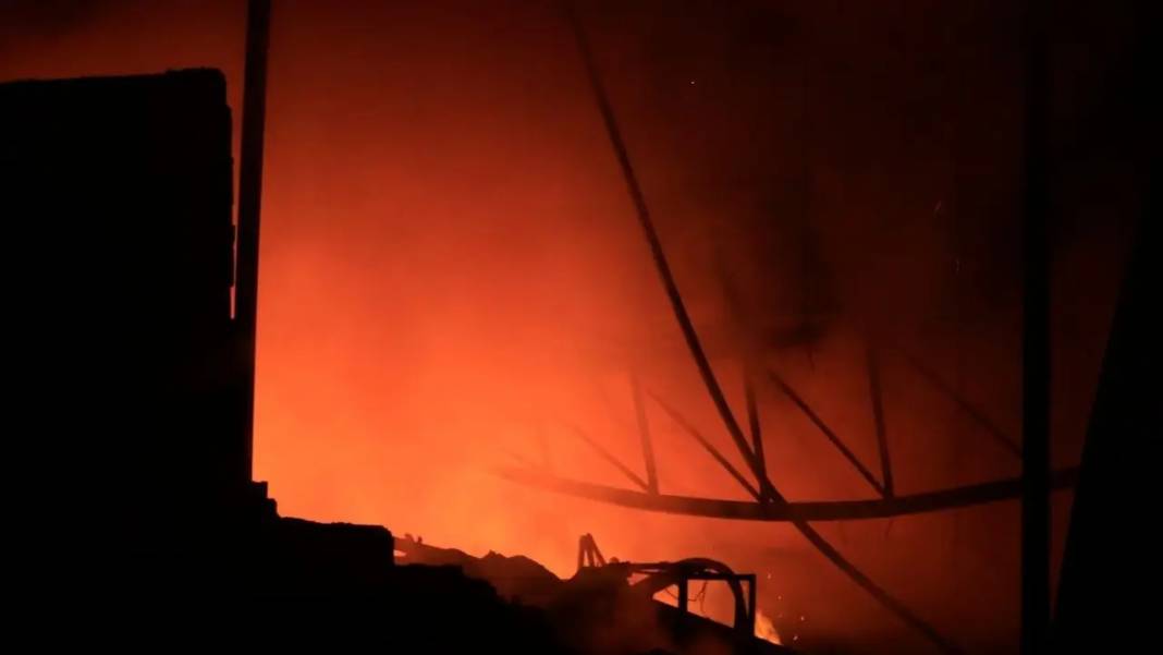 Antalya’da Meyve Sebze Paketleme Tesisi Alevlere Teslim Oldu! 6
